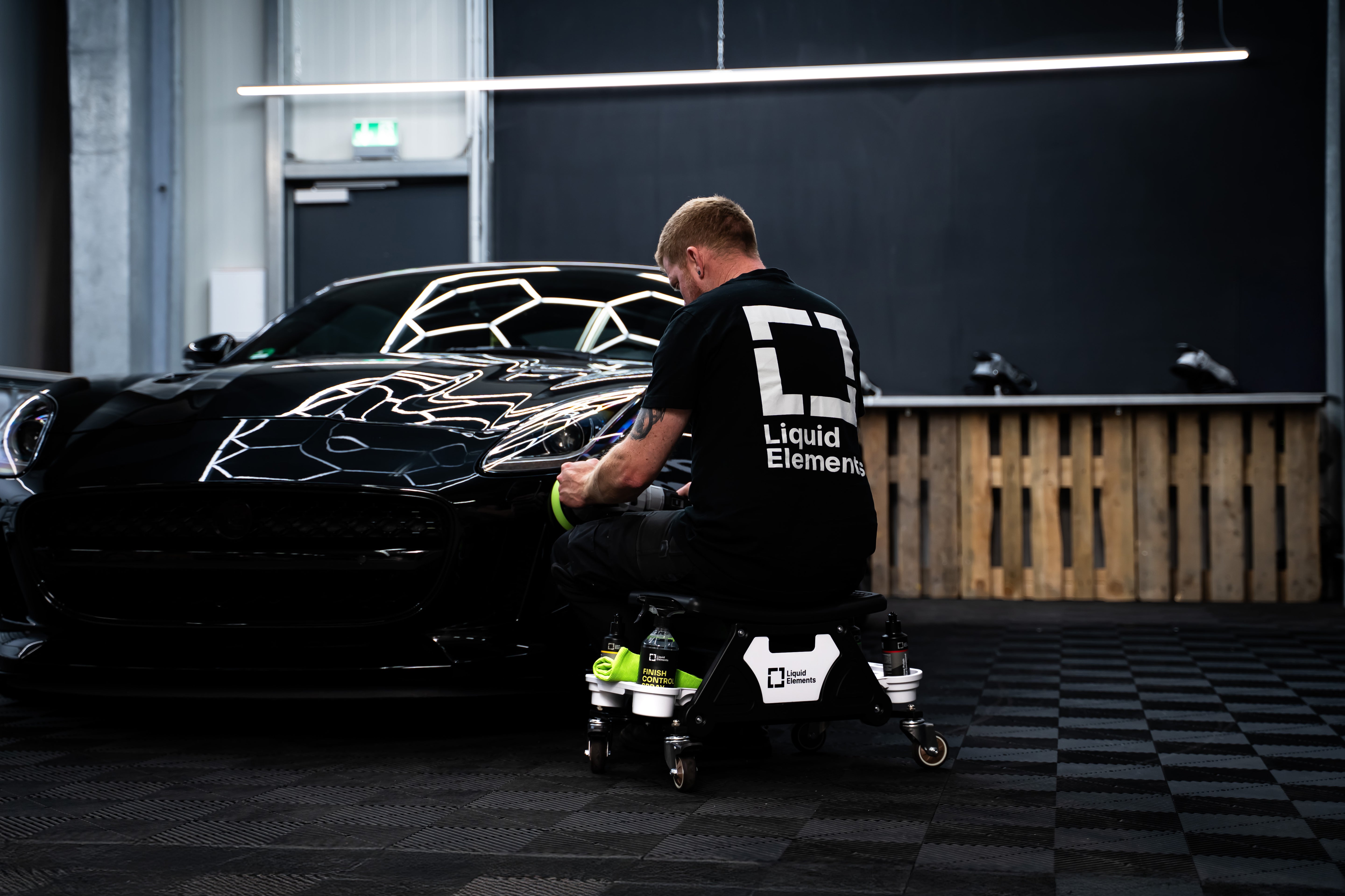 Liquid Elements Detailing Hocker